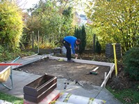 Réalisation d'une dalle de béton pour accueillir un abri de jardin dans une terrasse existante
