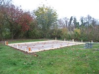 Réalisation d'une dalle de béton pour accueillir un abri de jardin avec tuyaux pour les impétrants